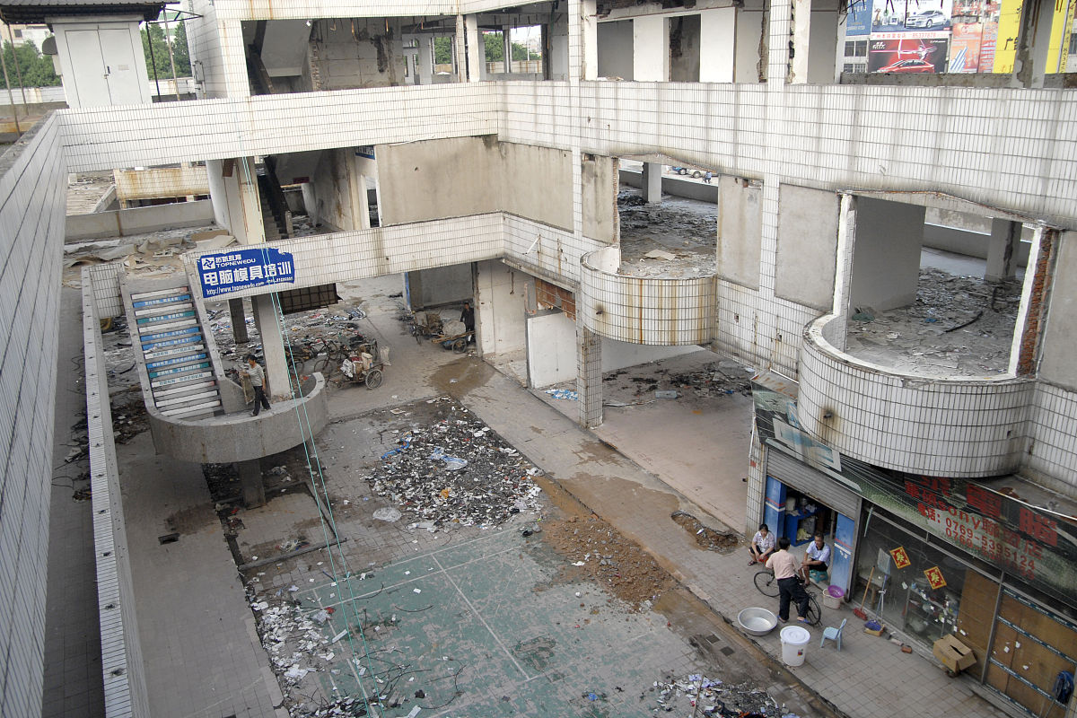2009年6月17日,广东省东莞市,城市进行产业升级,原有的厂房拆除.