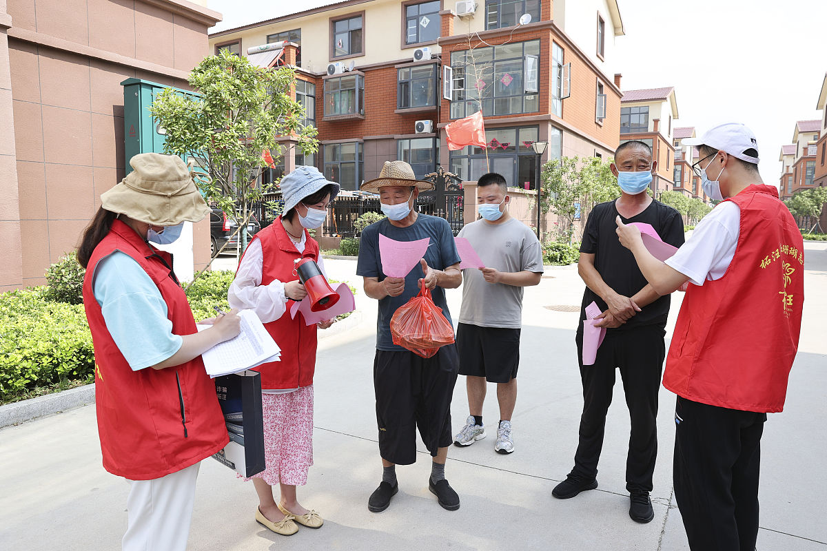 2021年8月3日,江苏连云港市赣榆区柘汪镇新时代文明实践志愿者在响石