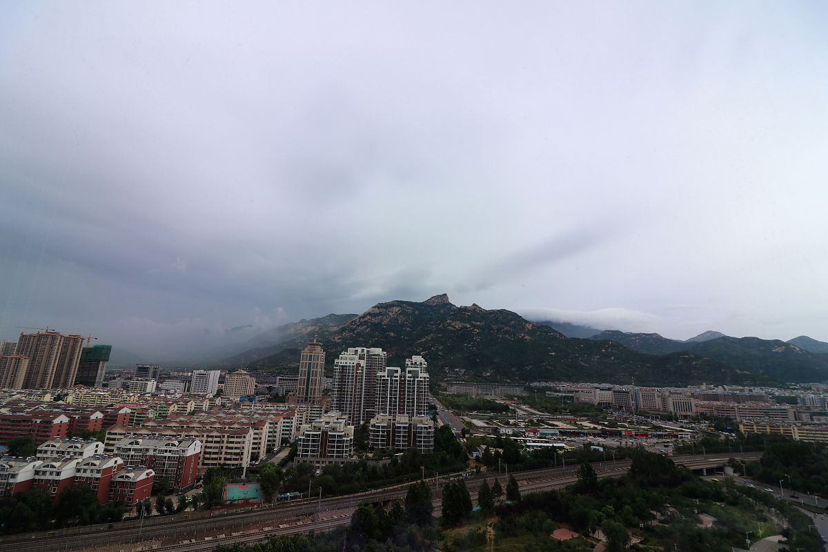 2020年6月23日,山东泰安,清晨的泰山,云雾缭绕,变幻莫测,如同仙境.