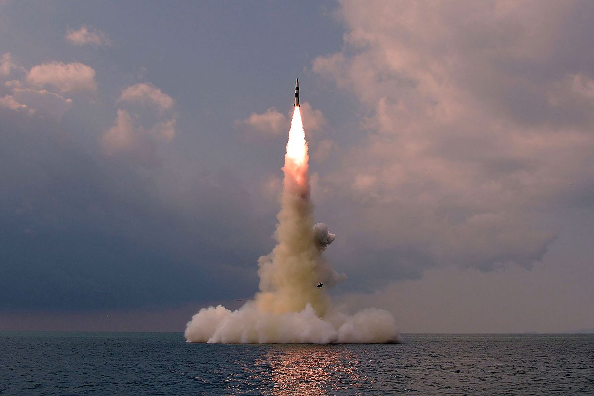 朝鲜武器测试数量创纪录，新型洲际弹道导弹亮相