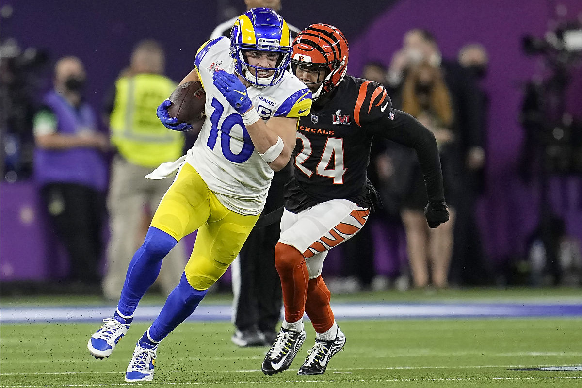 los angeles rams wide receiver cooper kupp (10) runs in front of