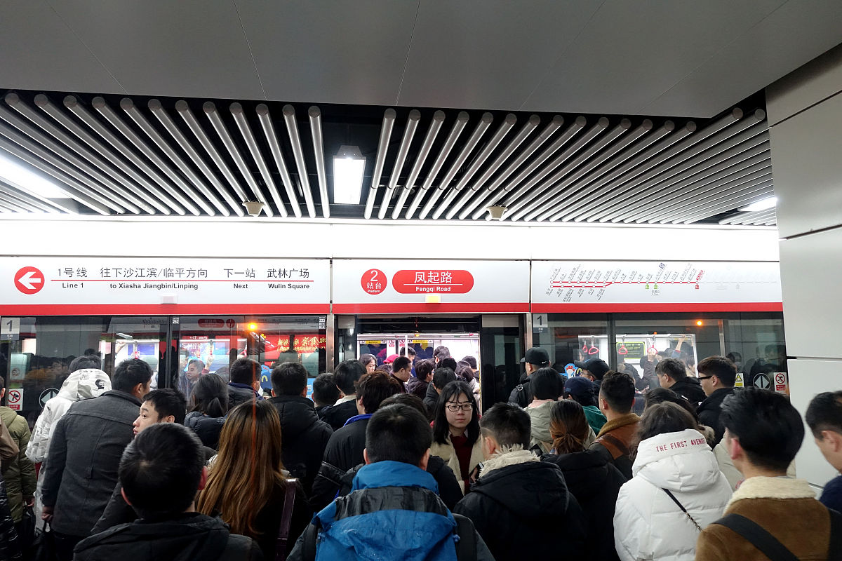 2018年12月9日,为赶往西湖边看雪,杭州地铁1号线<strong>凤</strong>起路站内人山人海.
