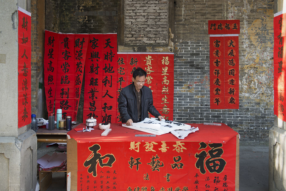 宗祠大门对联：宗流长年映祖训，祀水长久承家风