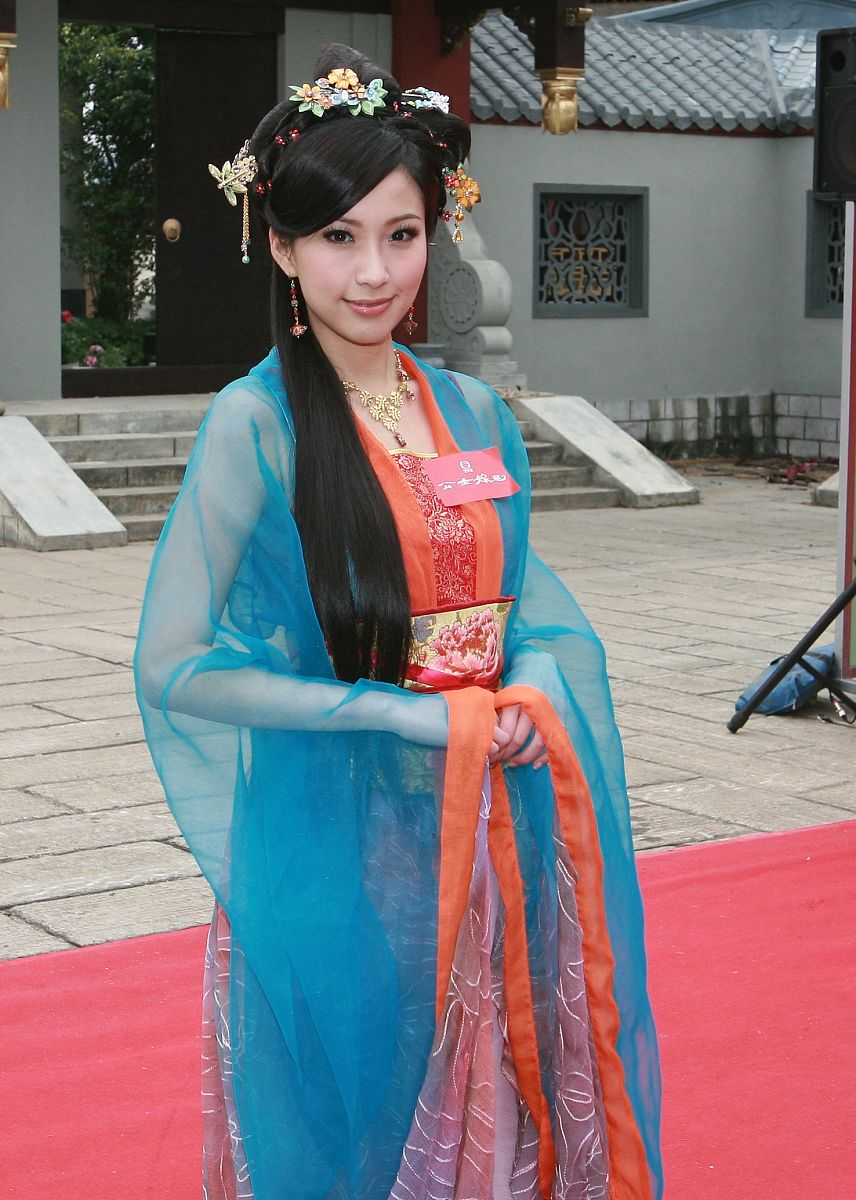 描写一个可爱的古装黄裙女子