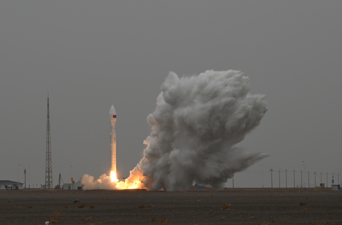 朝中社称火星-18为三级导弹从平壤附近发射飞行约1000公里621英里后坠入朝鲜东部水域。首尔方面正在密切分析此次发射但官员们表示他们认为这是一次早期测试正确开发火星-18将需要额外的时间和努力。这一观点得到了一些分析人士的认同英国国际战略研究所防务研究员约瑟夫邓普西表示这种导弹很可能距离有意义的可靠部署还有一定距离。不改变意思重新写一遍