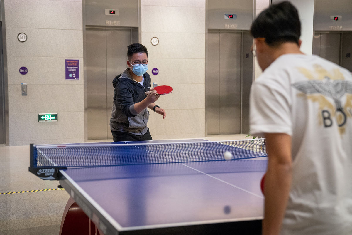 大学乒乓球社招新：挥动球拍，享受校园激情！