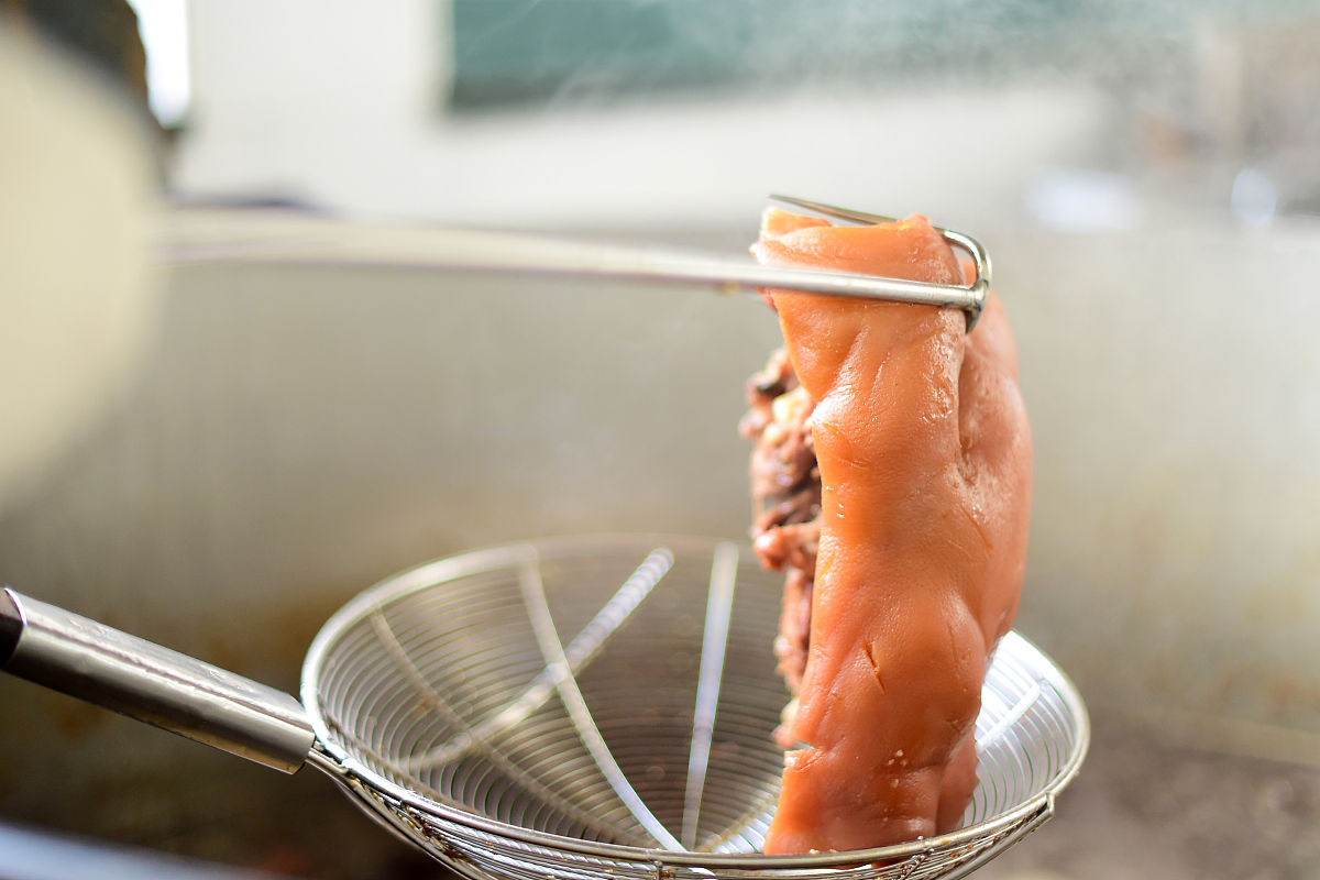 企业价值评估收益法优点1 以未来现金流为基础：企业价值评估收益法是以未来现金流为基础的这意味着它能够更好地反映企业未来的经济状况和发展潜力。2 考虑了时间价值：该方法考虑了时间价值即未来现金流的价值不同于现在的现金流。因此它能够更准确地评估企业的价值。3 能够考虑不同的风险水平：企业价值评估收益法能够考虑不同的风险水平因此能够更好地反映企业的风险和不确定性。4 适用于不同类型的企业：该方法适用于不