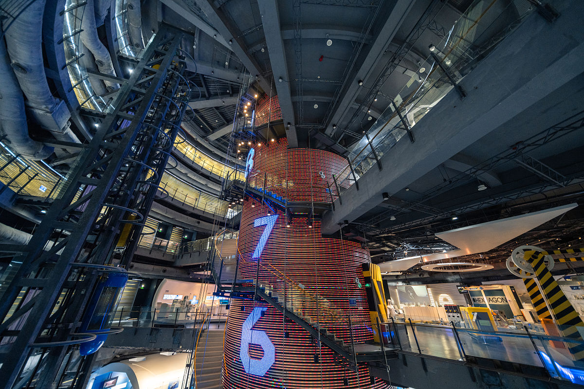 赛博朋克酒店外立面和室内设计结合滇越铁路元素有什么设计关键词吗