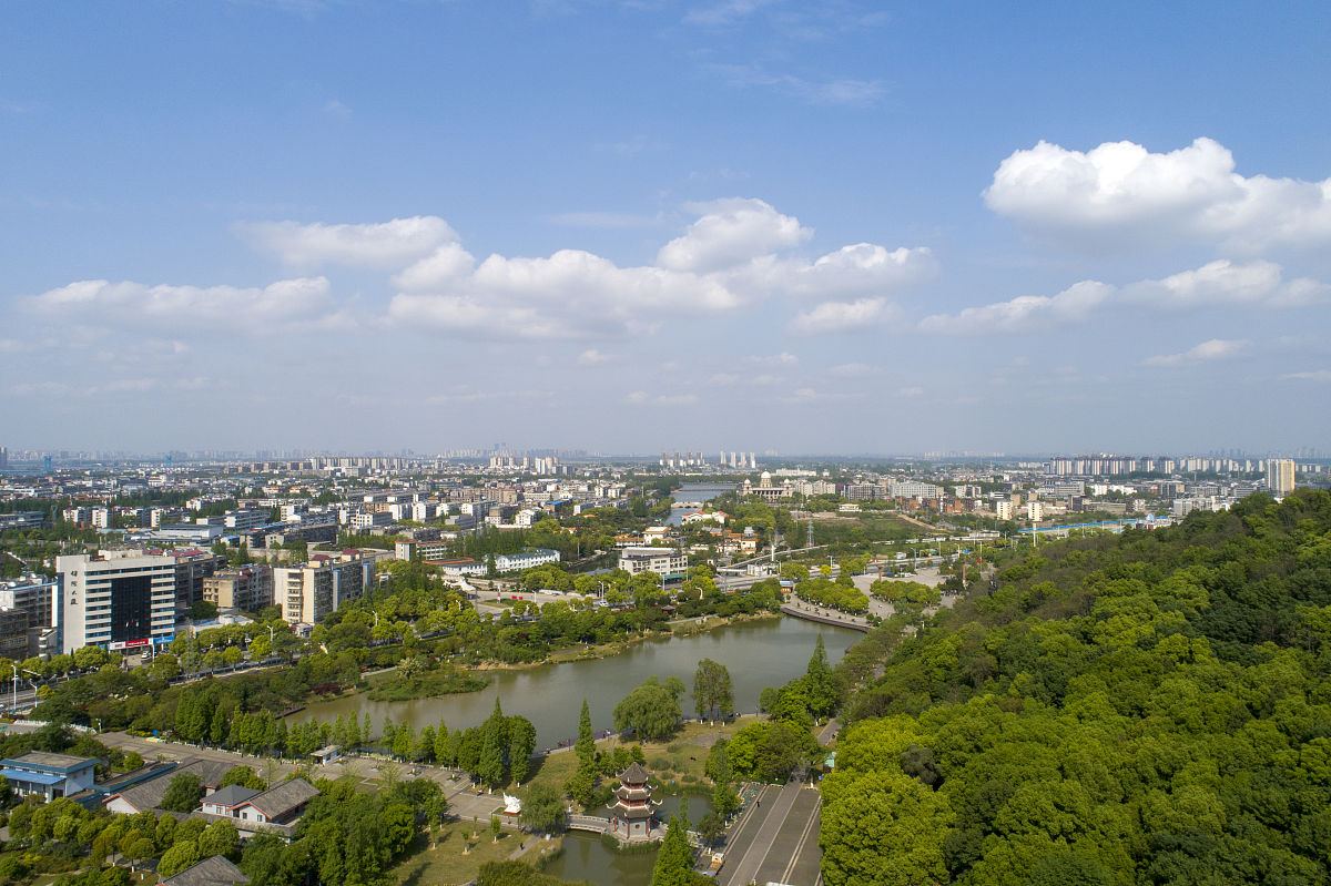 2021年4月19日,湖北省襄阳市,航拍襄阳古城城市风光.
