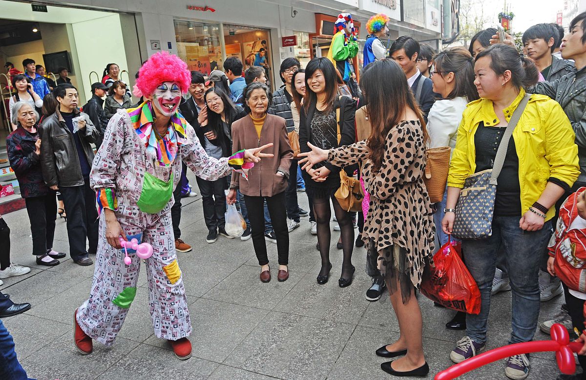 2012年4月5日,武汉市江汉路步行街上,5位身材"前凸后翘",造型憨态可掬