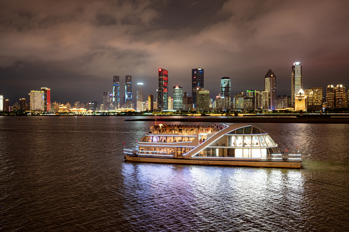 中华路轮渡码头夜游：欣赏江城夜景，感受新时代发展成就