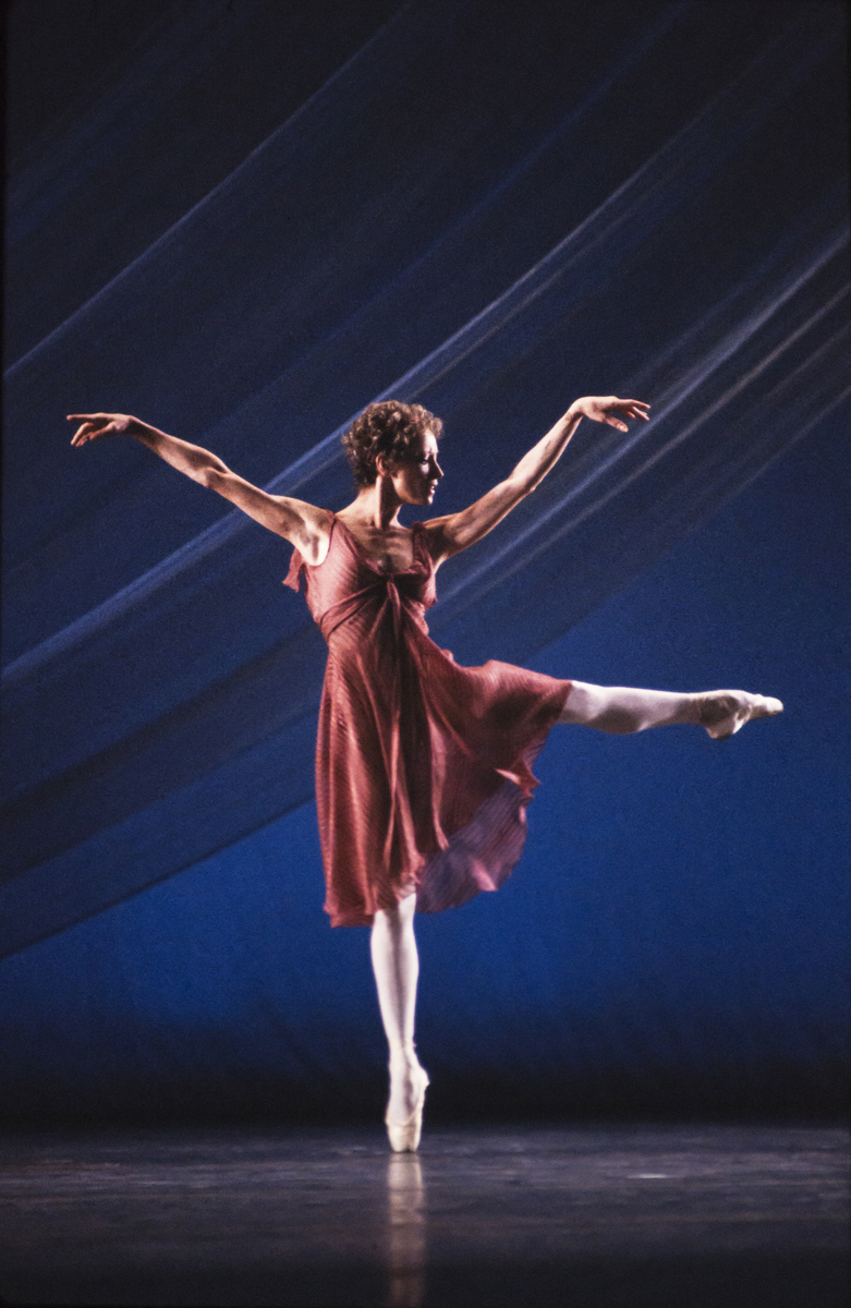 1 故事情节和主题阐释《天鹅湖》是一部充满浪漫主义色彩的古典芭蕾舞剧。故事情节源于德国民间故事以爱情和自由为主题讲述了天鹅公主被邪恶魔法师诅咒只能在夜晚变成天鹅直到有一个真正的爱她的人解除诅咒。天鹅公主是一个充满悲剧色彩的形象她被迫接受魔法师的诅咒无法自由地生活和爱。在与西吉弗德相遇后她找到了真正的爱情和希望。但黑天鹅的出现打破了他们的幸福最终导致了悲剧的发生。整个故事中人类对爱情和自由的渴望是主