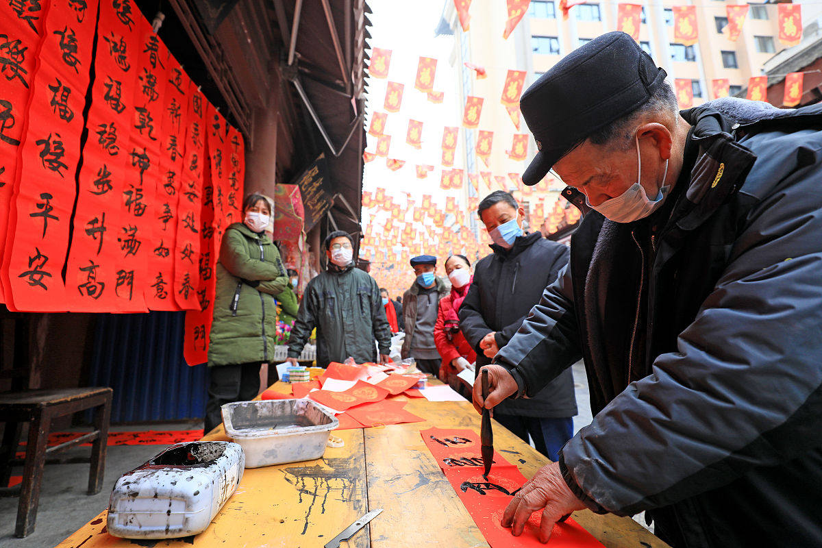 2022年1月24日,陕西西安,市民在西大街都城隍庙采购年货.