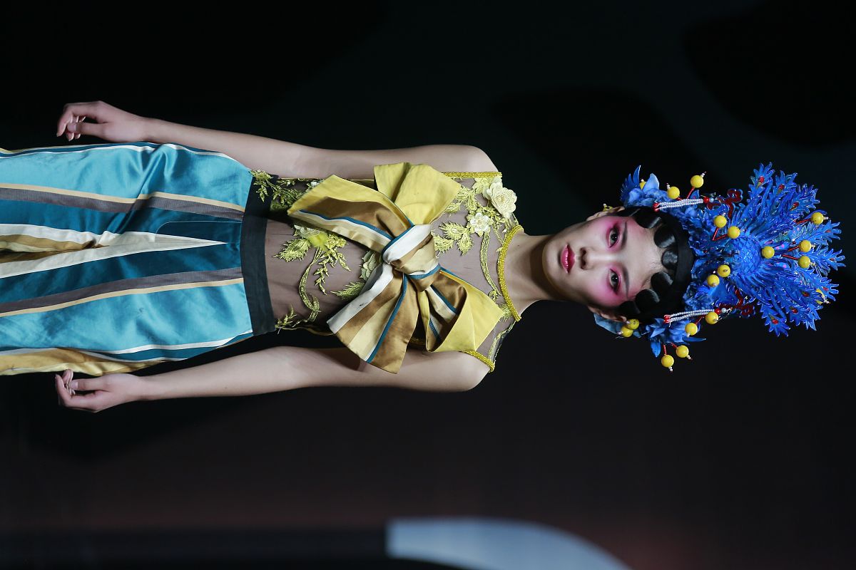 改写下面这段话要求查重率低于3。携创新产品、个性化定制服务和卓越的色彩解决方案再次在此卓然绽放向世界展示品牌魅力和实力