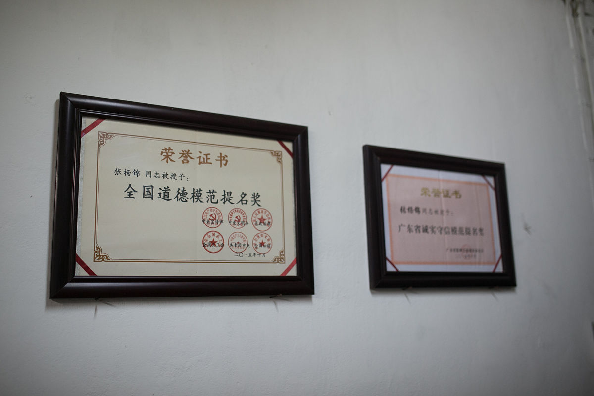 最大因数和最小倍数都是25的数是多少？