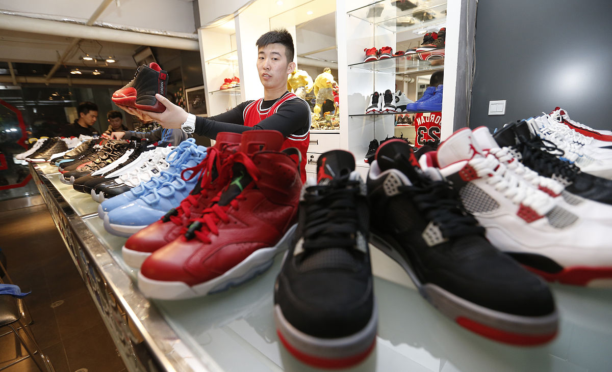 武汉男子欠债30万，法院扣押109双限量球鞋引热议！