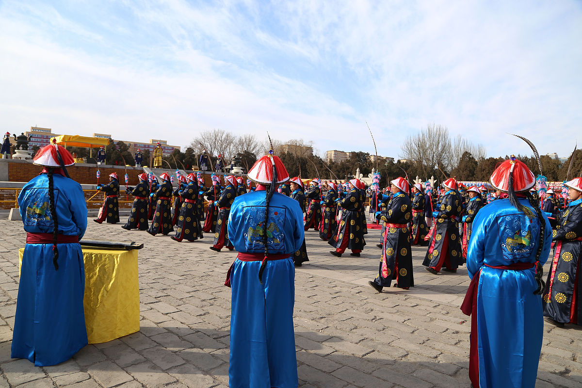 2018年2月20日,北京,演员们在北京地坛庙会上进行仿清祭地表演.