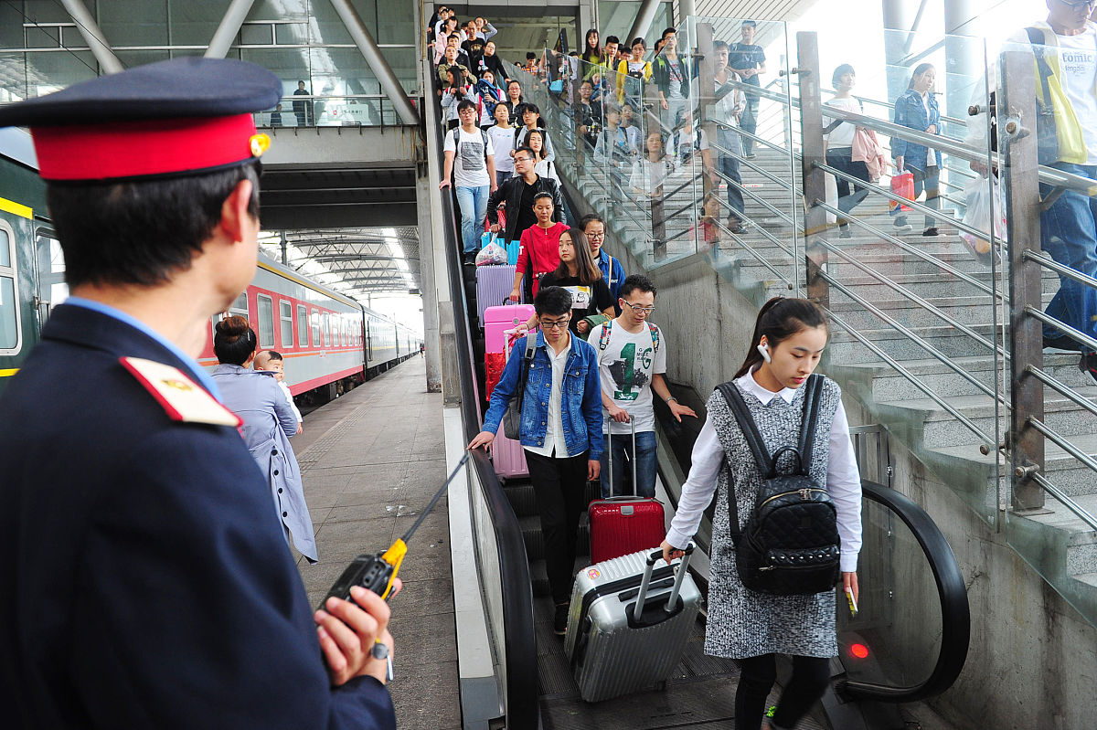 坐火车注意什么帮我用200字详细描述