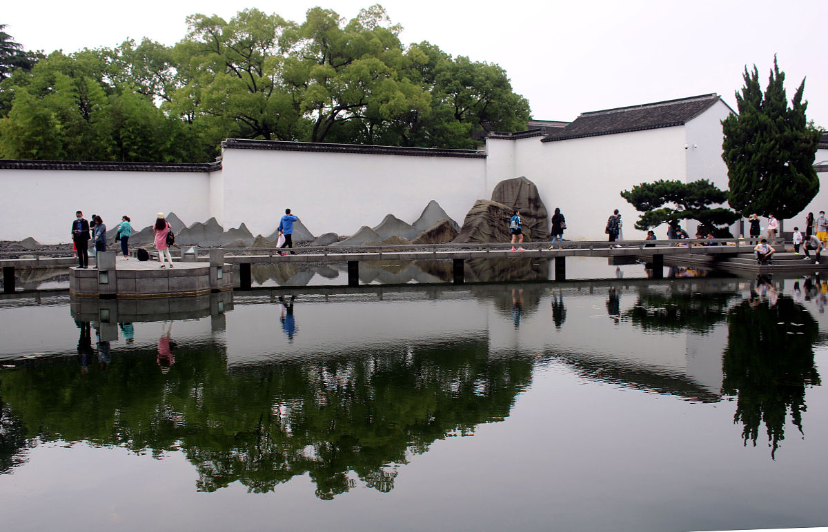 2020年5月26日,江苏苏州,游客在苏州博物馆休闲游览.