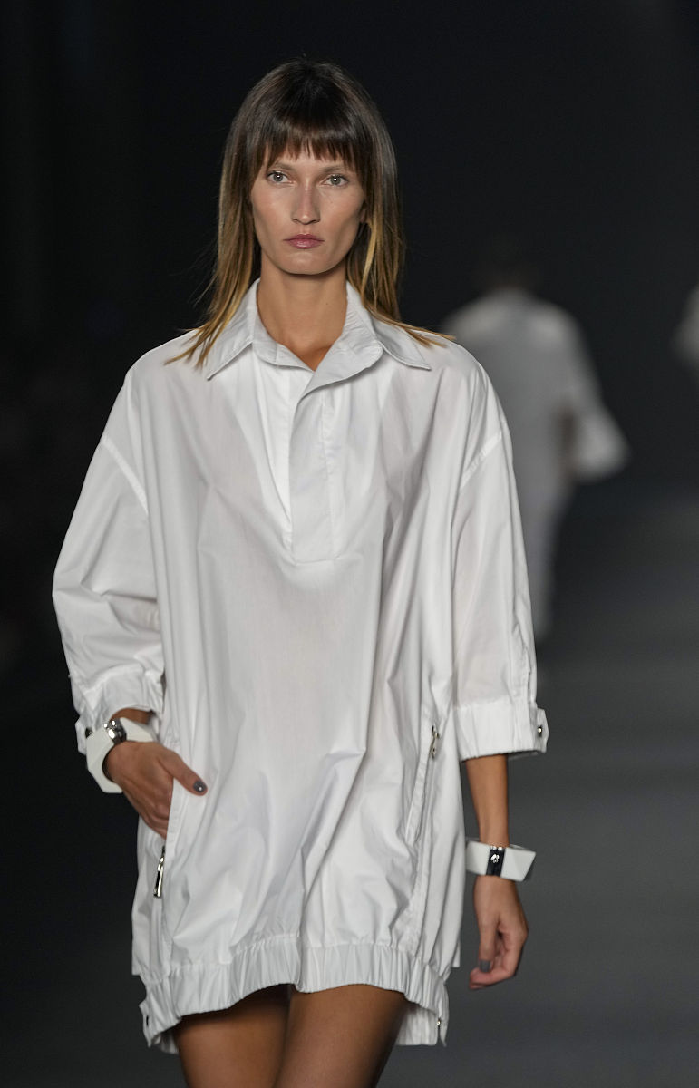 当地时间2021年11月18日,巴西圣保罗,torinno 品牌秀场.a model wears