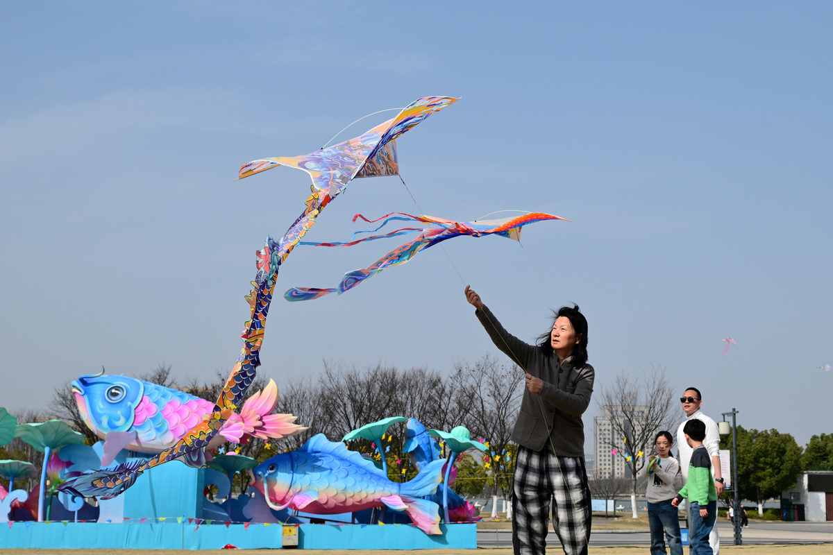 2026年2月23日,浙江金华,春节假期接近尾声,市民在区.