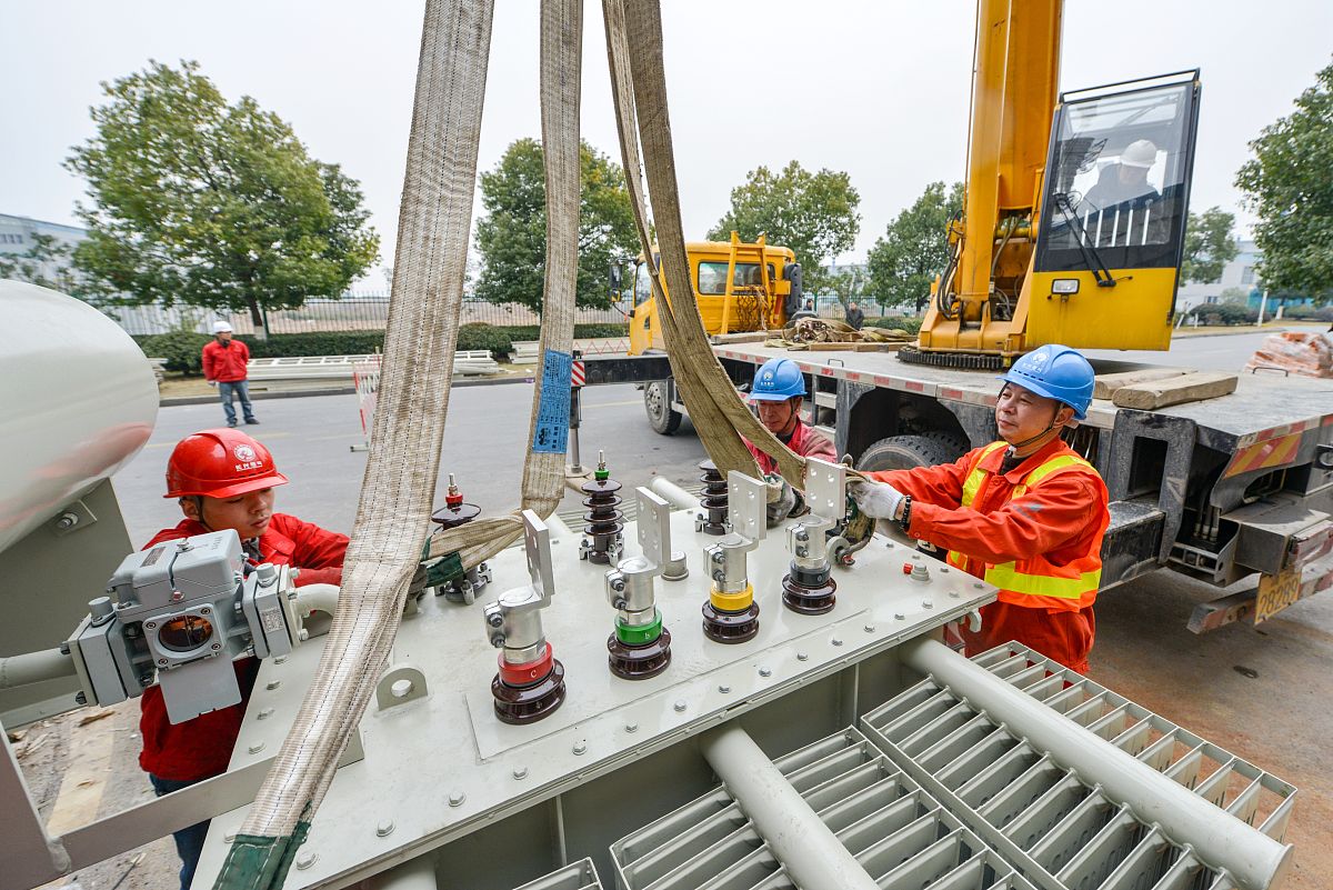 微信推文关于领导到项目上面指导建筑机器人工作。
