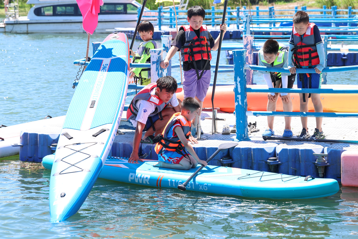 写一篇水上活动游：体验刺激的水上运动和水上娱乐