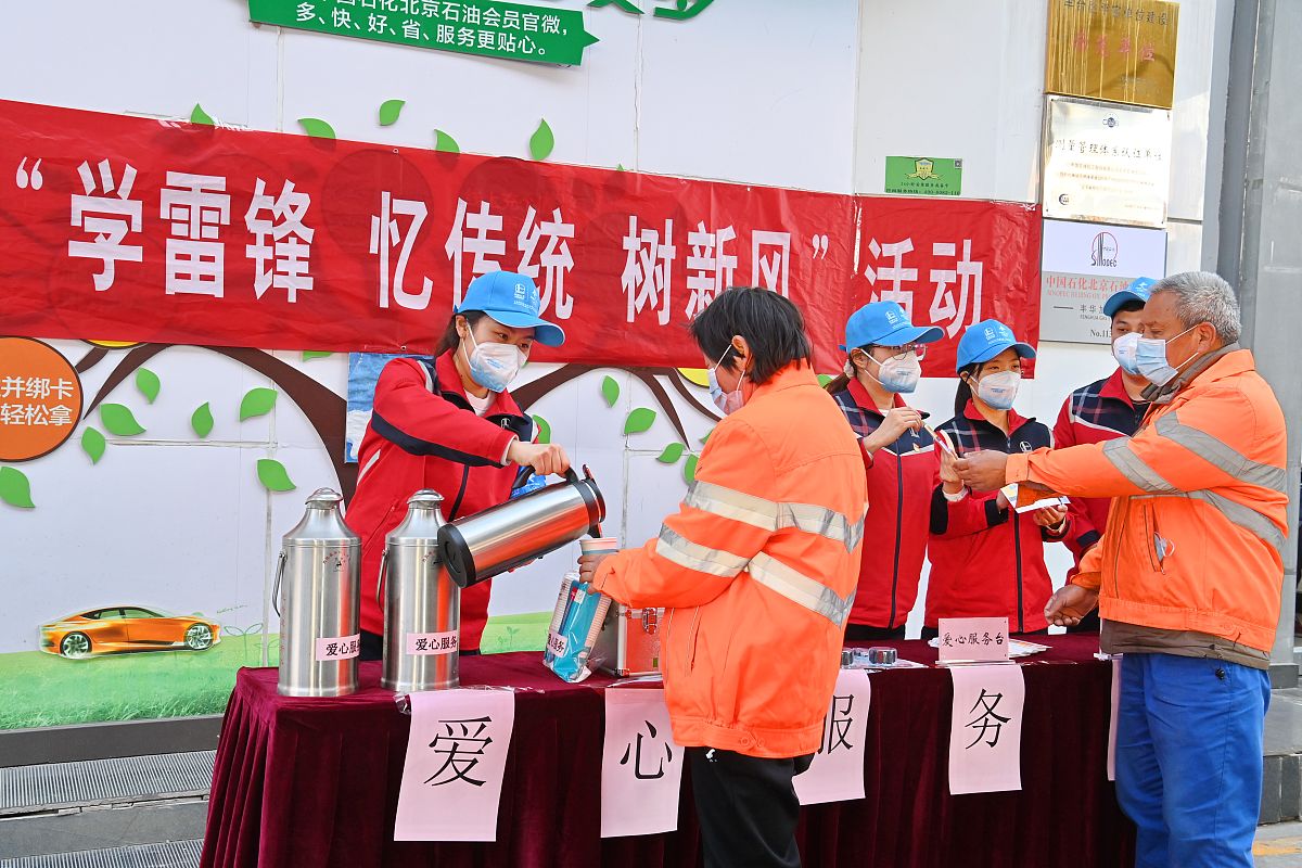 作为青年我们应该积极参与公益活动传递正能量帮助需要帮助的人。