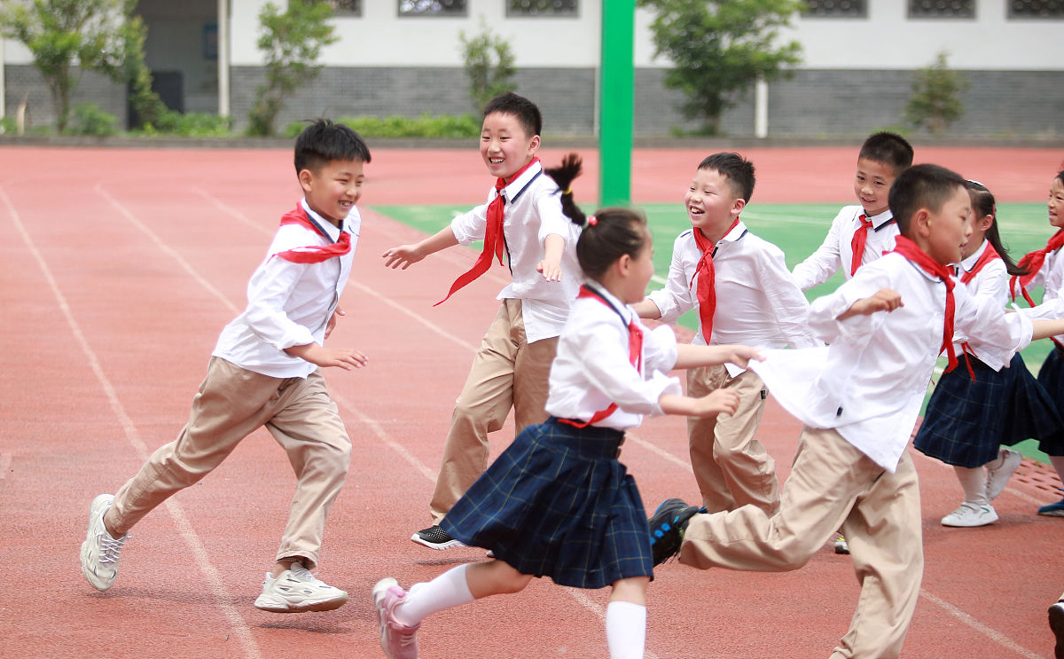 2021年5月31日,在江苏省扬州市维扬实验小学,学生们在玩"老鹰捉小鸡"