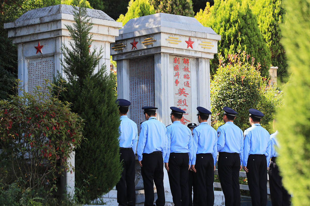 帮我写一首祭奠公安英烈的诗简短一些
