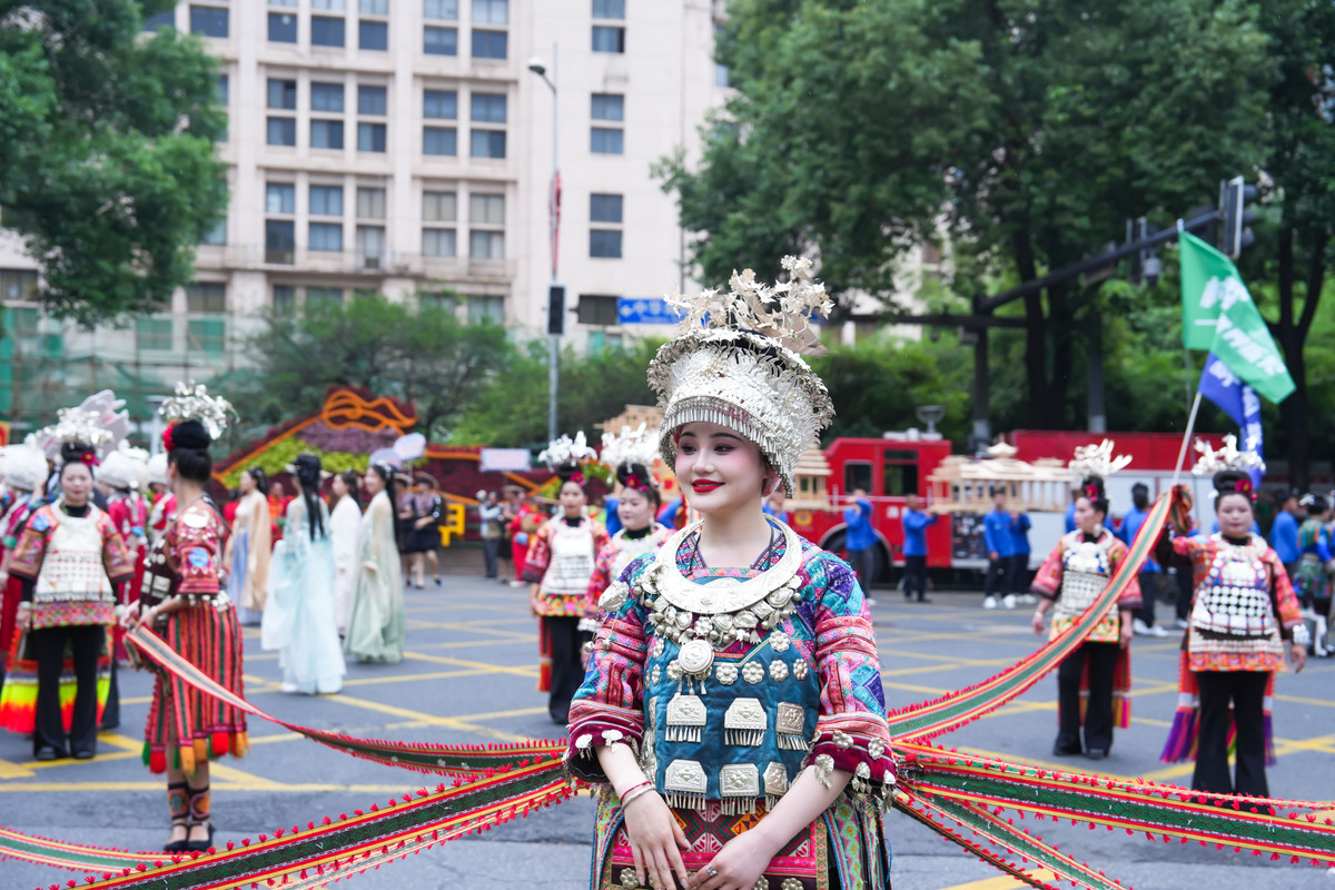 苗族文化之光：贵州凯里和越南哈山