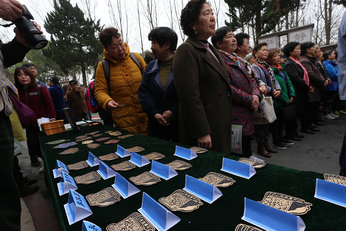 2019年3月21日,南京,各种造型精致有二维码的铜质牌子集中展示,通过手