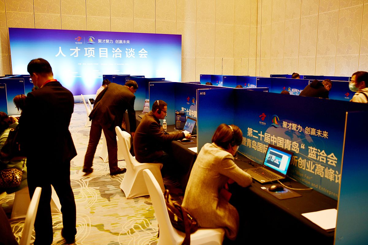 一方面随着数字互联网技术的发展金融机构已经不需要再依靠传统的经营网点他们可以利用网络终端为农村居民提供远程开户、更改账户、存贷款及担保抵押等金融服务。另外伴随着金融业的深入与发展金融产品与服务的形态呈现出多元化与复杂的趋势为便于顾客使用与享受服务传统的银行机构通常采用对内培训与对外宣传相结合的模式通过内部员工的培训与外部宣传使得银行内部员工依靠实体网点进行产品的宣传从而增加了银行的宣传压力而数字化