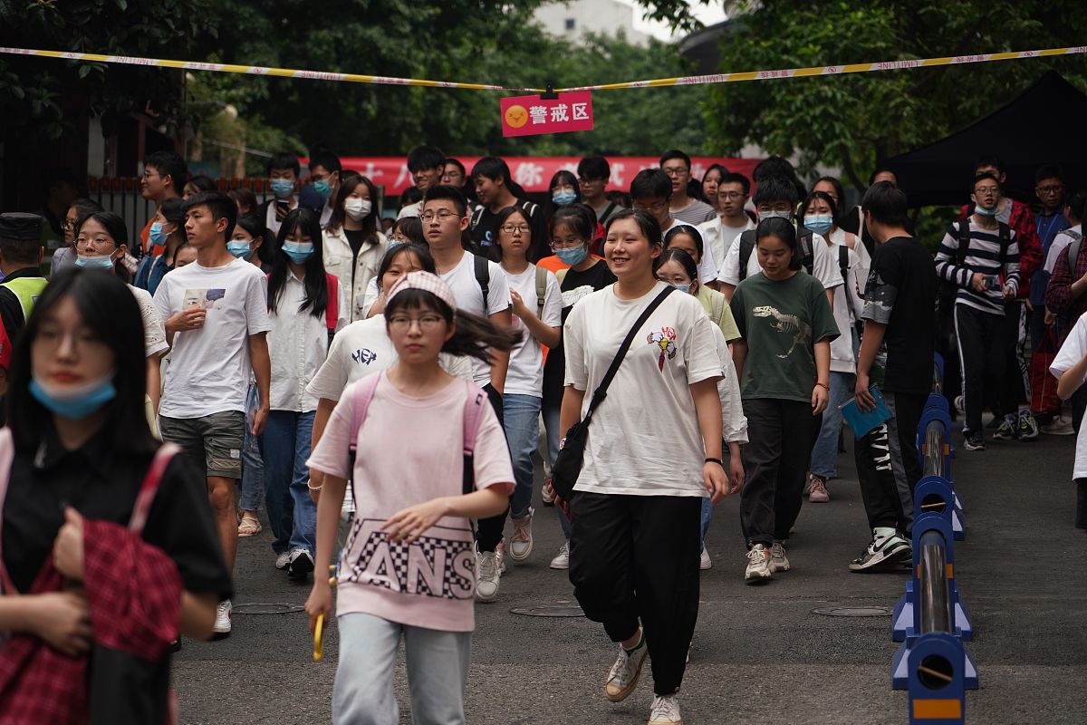 重庆航空女子职业高级中学招生电话 - 联系方式查询