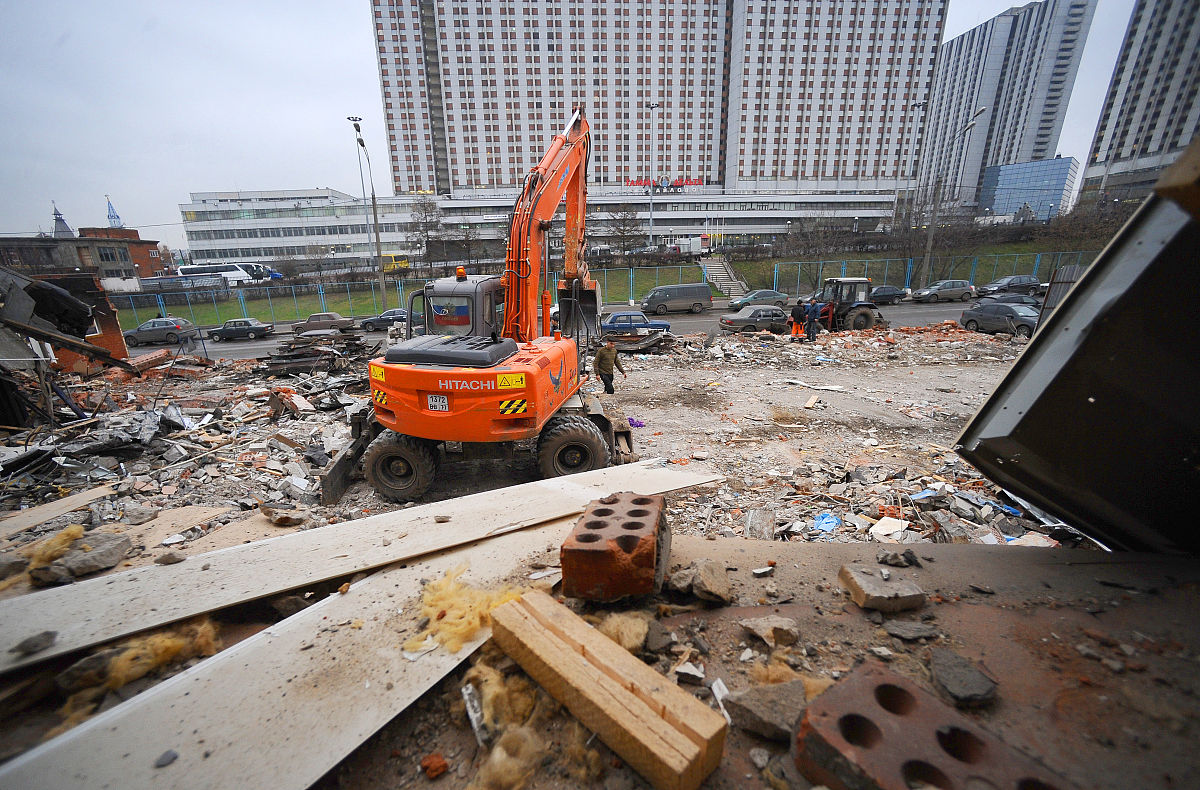 2009年12月1日,俄罗斯莫斯科,工人拆除切尔基佐夫斯基市场内的违章设