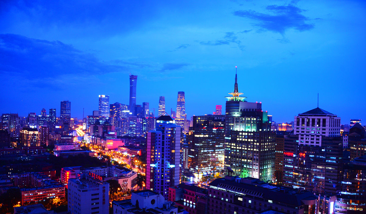 2018年7月16日,北京,夜幕将临,华灯初上之时流光溢彩的cbd一派繁荣景