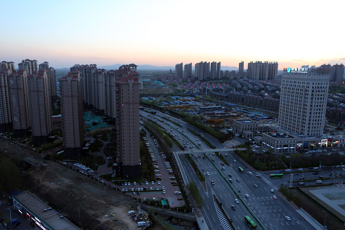 2021年4月16日,春日傍晚的秦皇岛西部城区迷人景观.