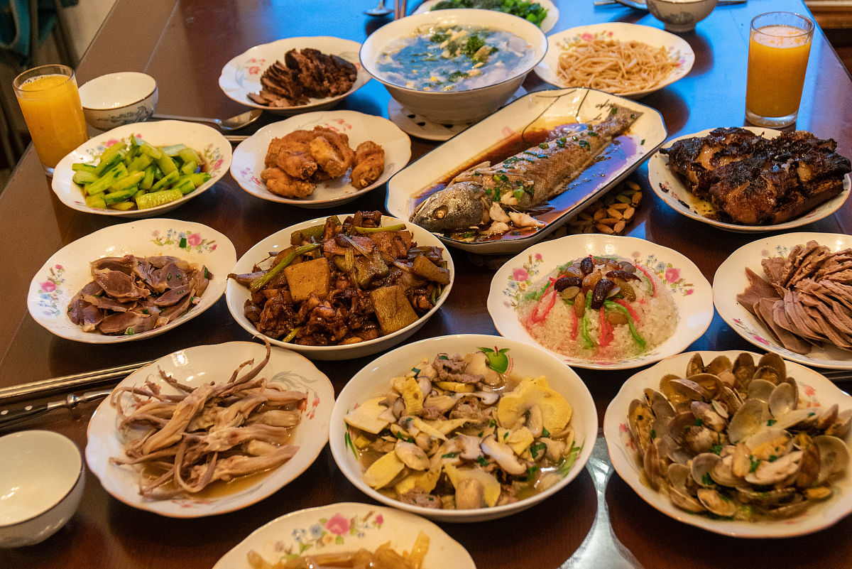 佛山除夕夜，一桌团圆饭，满载家的味道