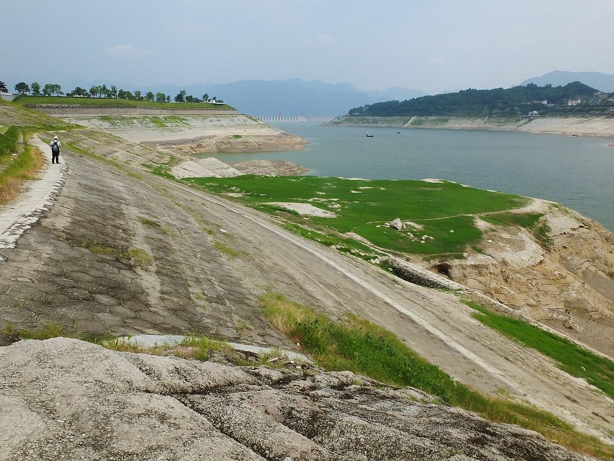 从坝基河床段渗漏问题、右岸阶地坝区渗漏问题和右坝肩远距离绕坝渗漏问题三个方面分析红岩河水库渗漏问题只分析问题不提出对策不少于2000字。