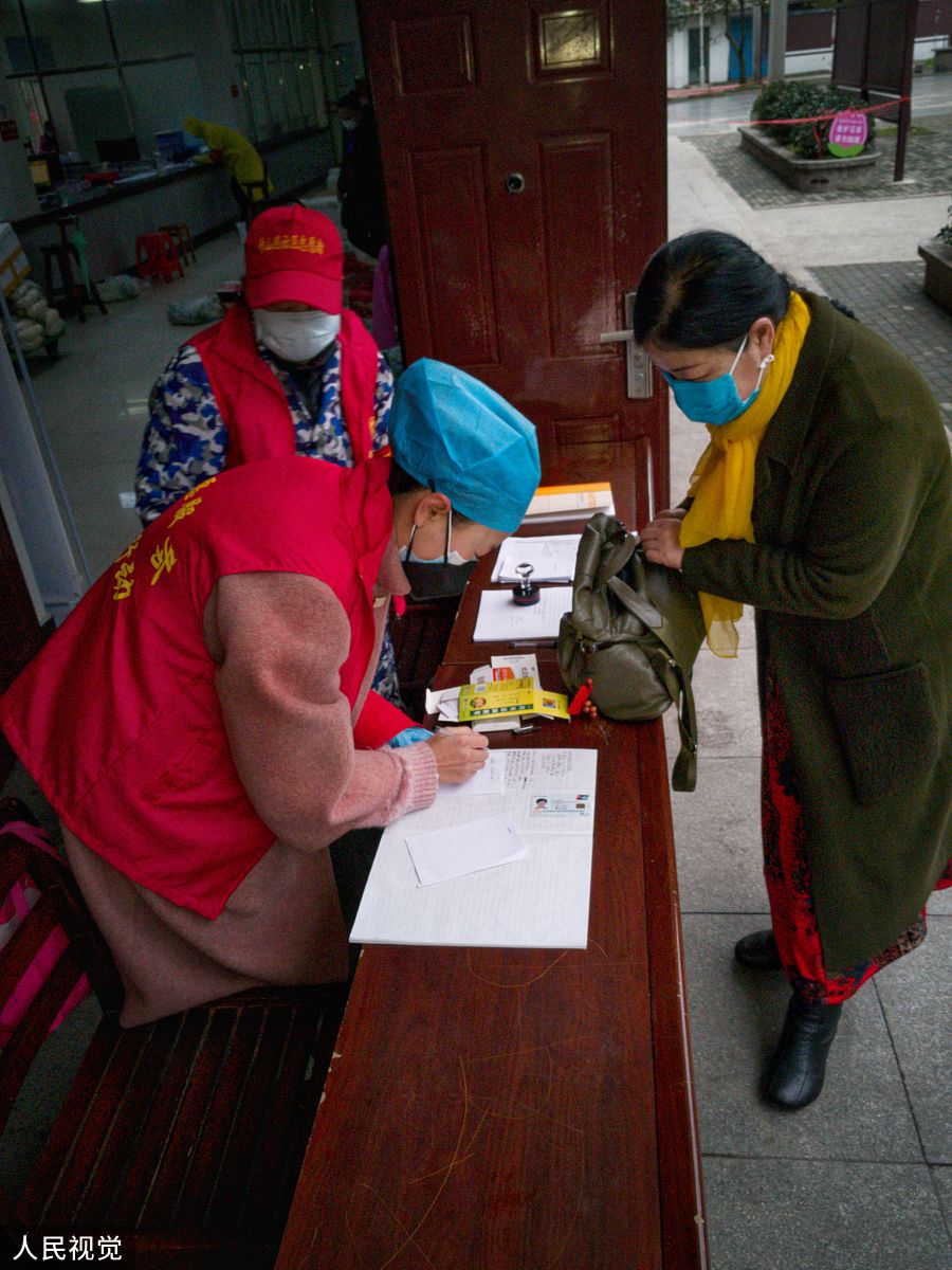 网格员义务帮助三无人员送医，温暖城市底层群体