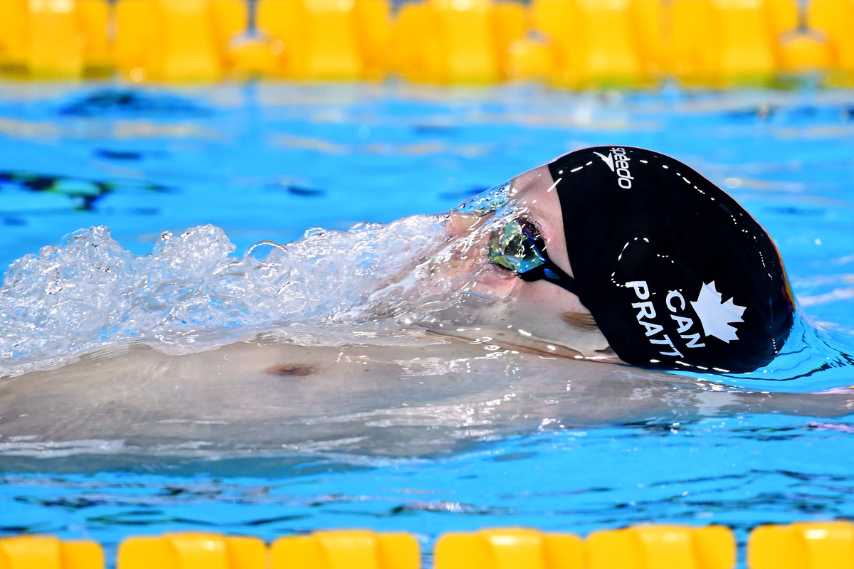 游泳比赛时把水喝光后跑到对面犯规吗