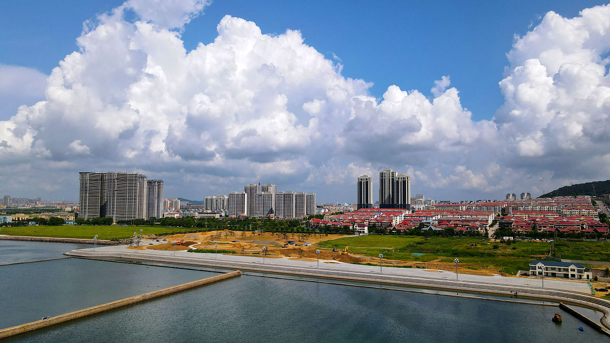 2021年8月16日,山东威海,荣成市石岛管理区石岛湾畔的秋天美景.(无人