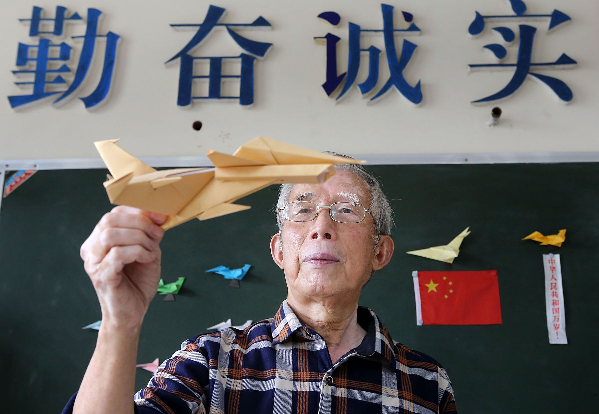 2019年9月15日,成都,许树全折的纸飞机.许树全是成飞小学的退休教师,