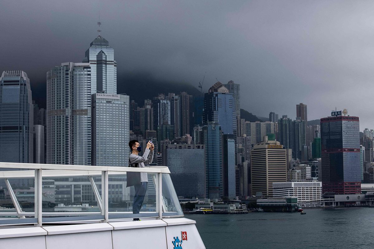 2022年3月25日,香港城内景象.a man takes a photo from a viewing pl