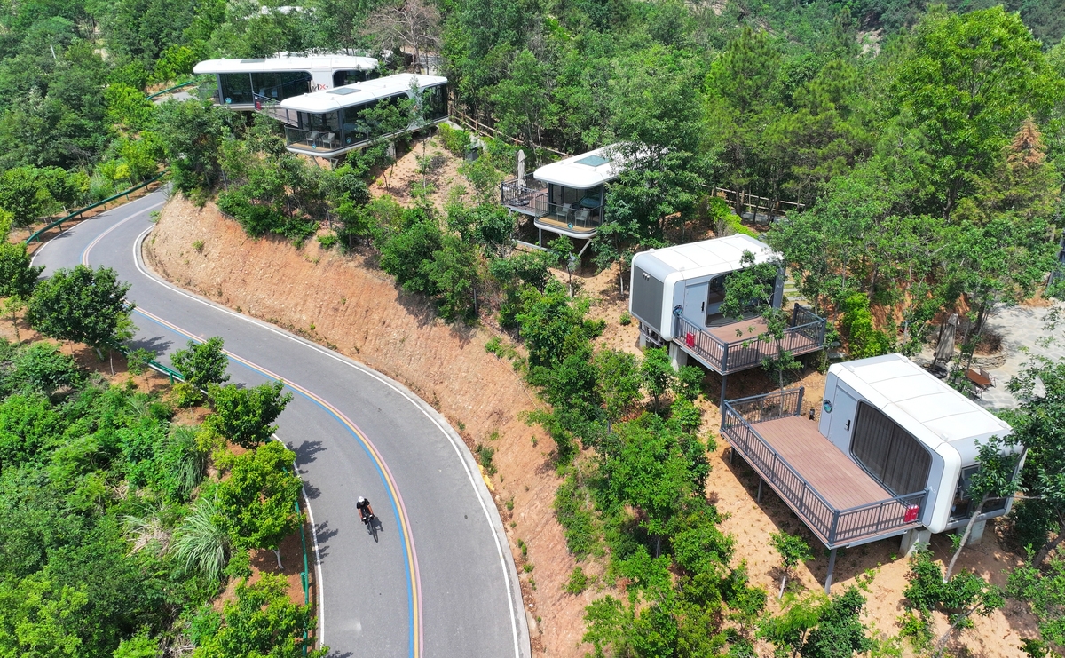 请将下面的论文进行改写：伴随着国家高速公路网的建设道路交通及基础设施的不断完善为我国房车露营旅游的发展提供了便利条件也为露营地市场开辟了一条绿色通道。