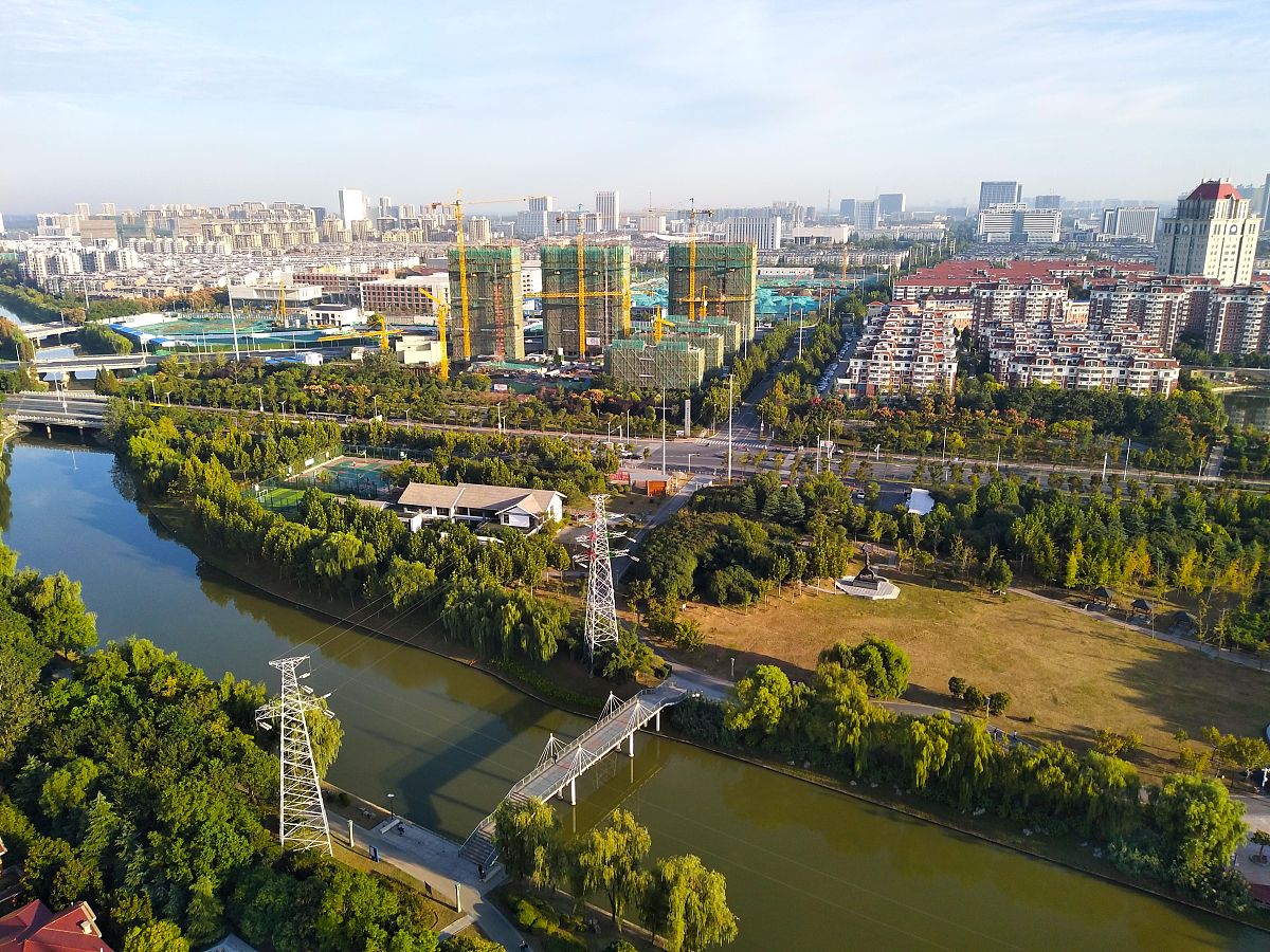 2020年10月5日,江苏宿迁,初秋时节蓝天白云,市区九鼎公园层林尽染,呈