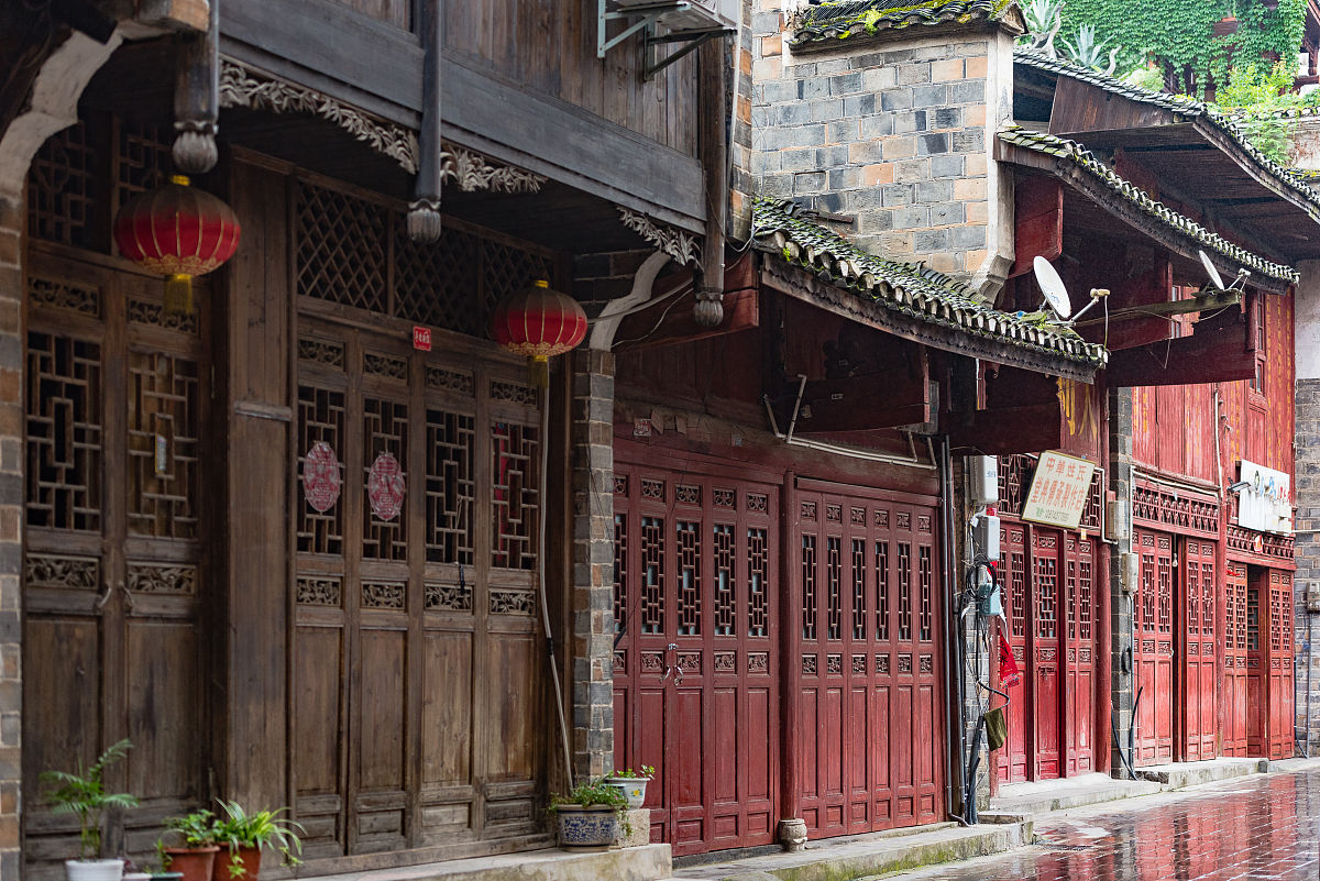 《边城》文学艺术的审美探析：乡土情怀与个体命运的交织