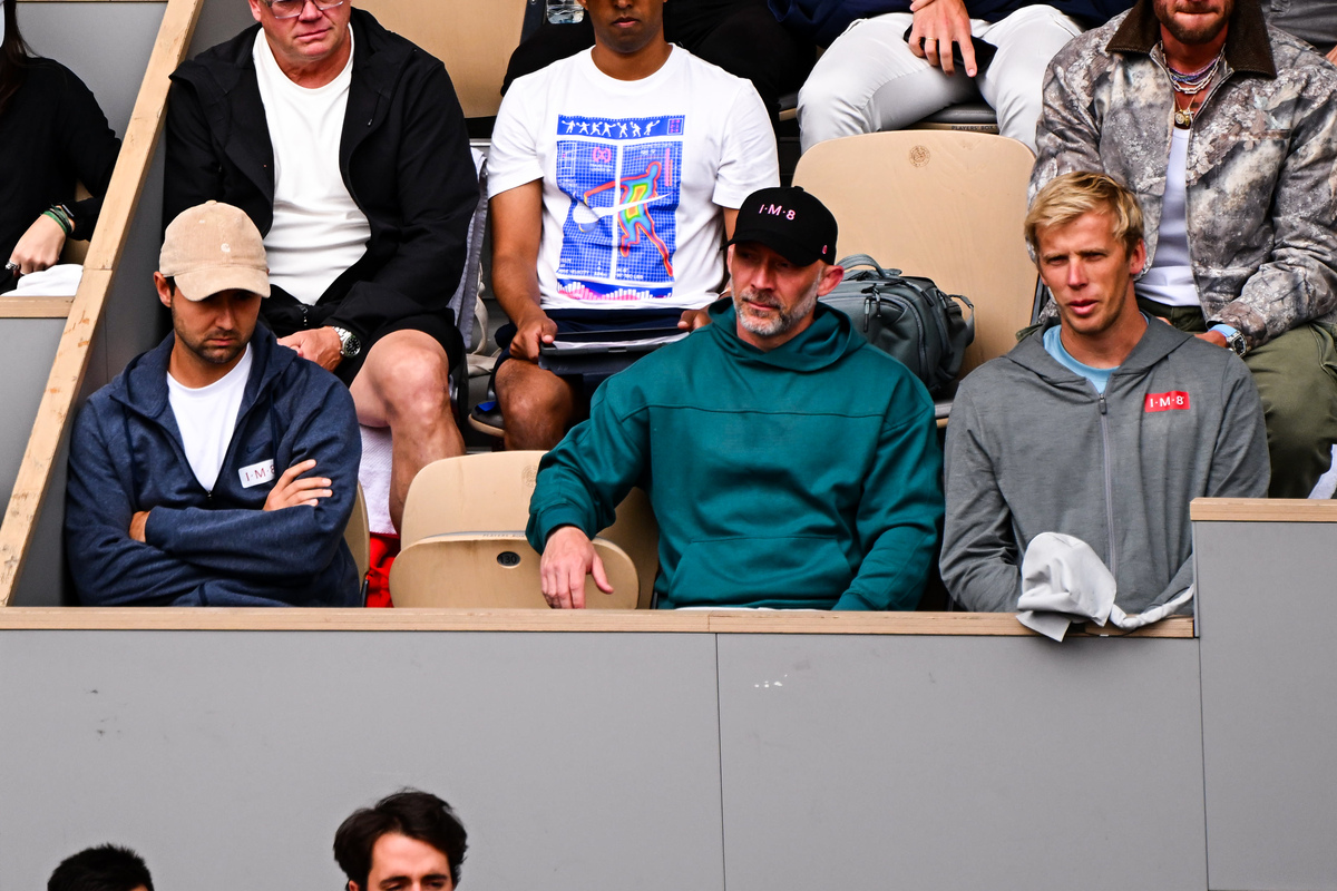 could you tell me a briefly paragraph(200 words)how coping di Tim Duncan to be assistant coach of spur