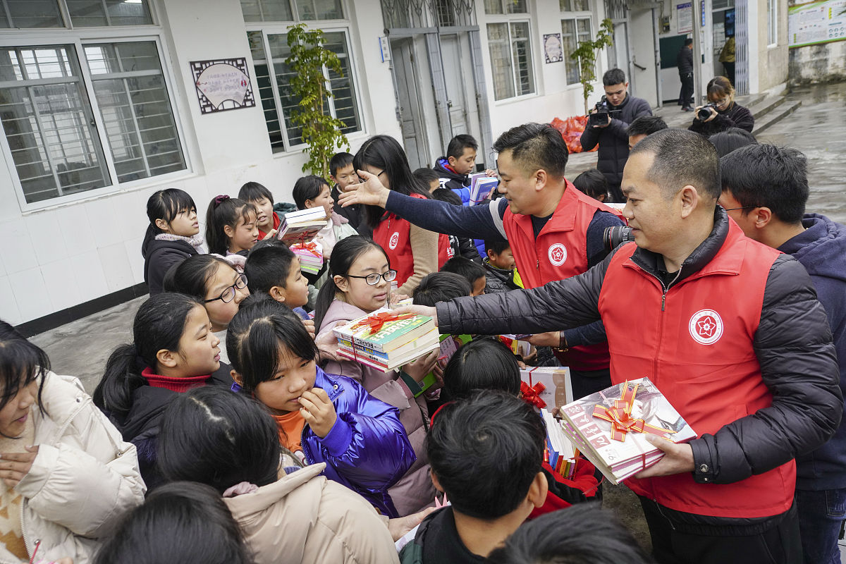 学校开放日：城市、少数民族和贫困对使用率的影响