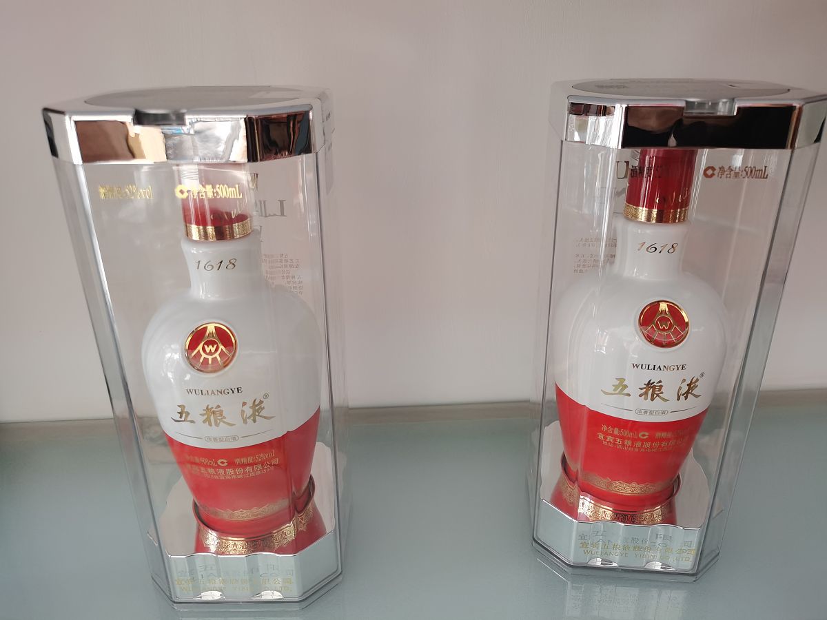 一段关于五粮液酒盒上方提起开启机构的原理和特点介绍